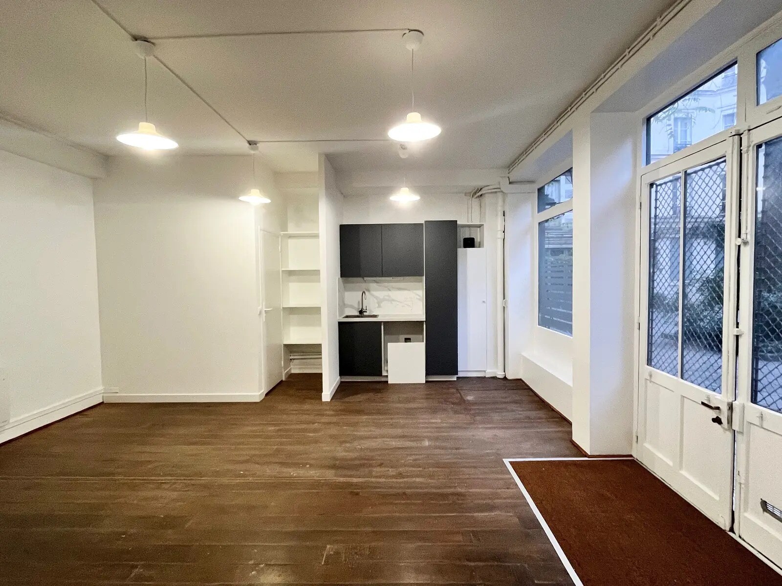 Office in Paris for lease Interior Photo- Image 1 of 10