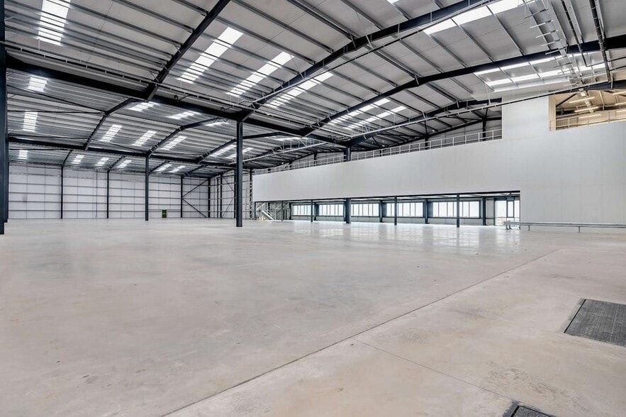 M81 Tower Rd, Stone for lease - Interior Photo - Image 3 of 29