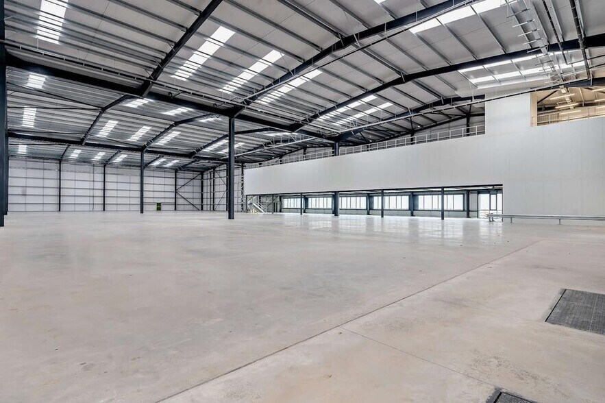 M81 Tower Rd, Stone à louer - Photo intérieure - Image 3 de 29