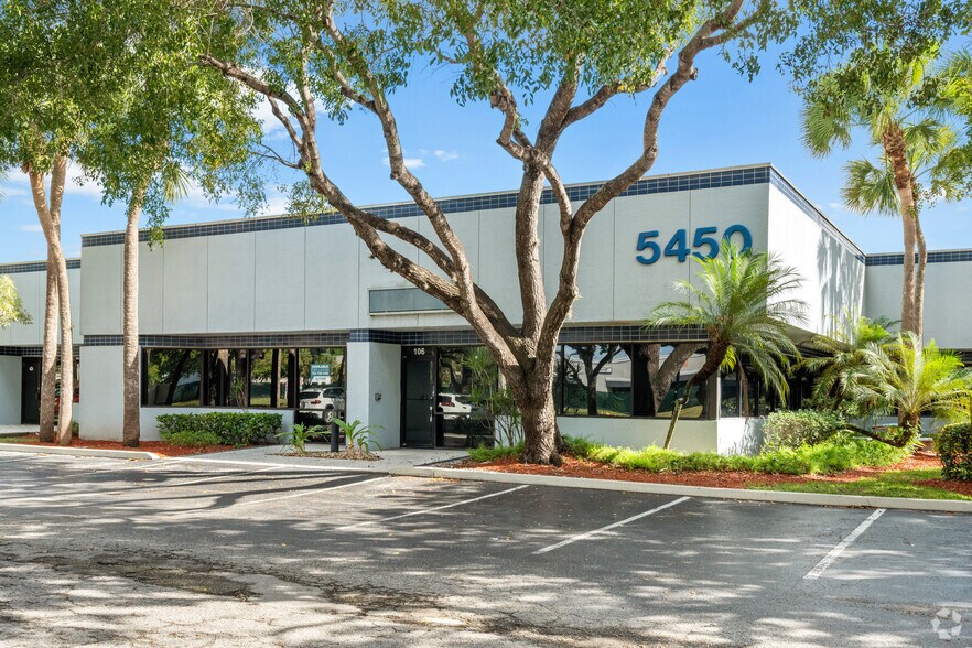 5440 NW 33rd Ave, Fort Lauderdale, FL à louer - Photo du bâtiment - Image 2 de 9
