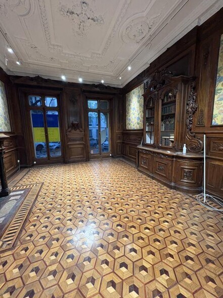 Retail in Marseille for lease - Interior Photo - Image 3 of 13