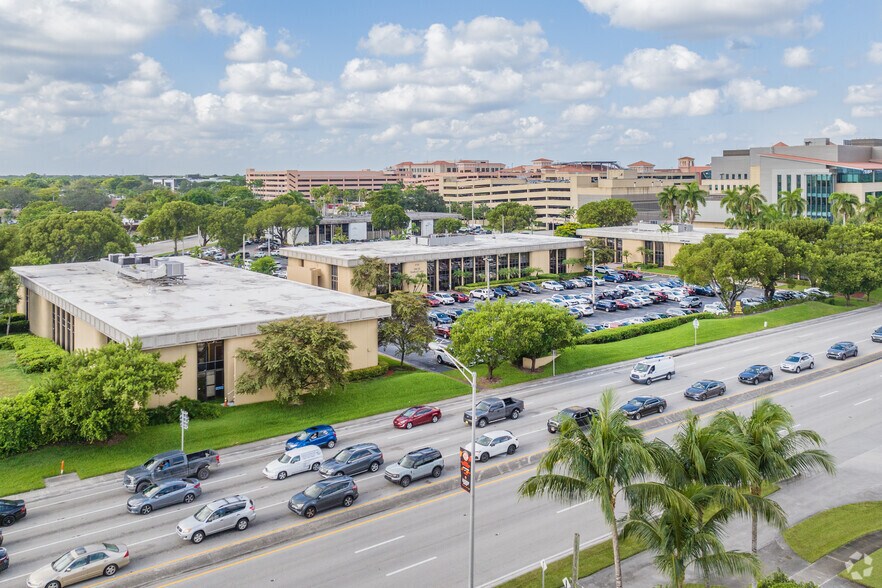 8700 N Kendall Dr, Miami, FL à louer - Photo du bâtiment - Image 1 de 8