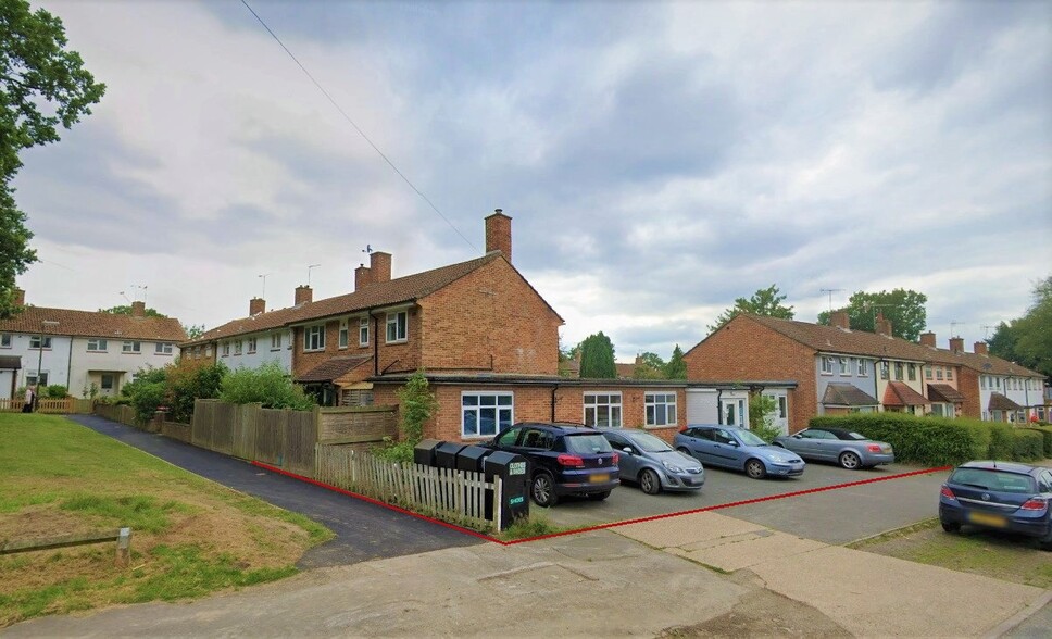 102 Worth Rd, Crawley for sale - Building Photo - Image 1 of 9