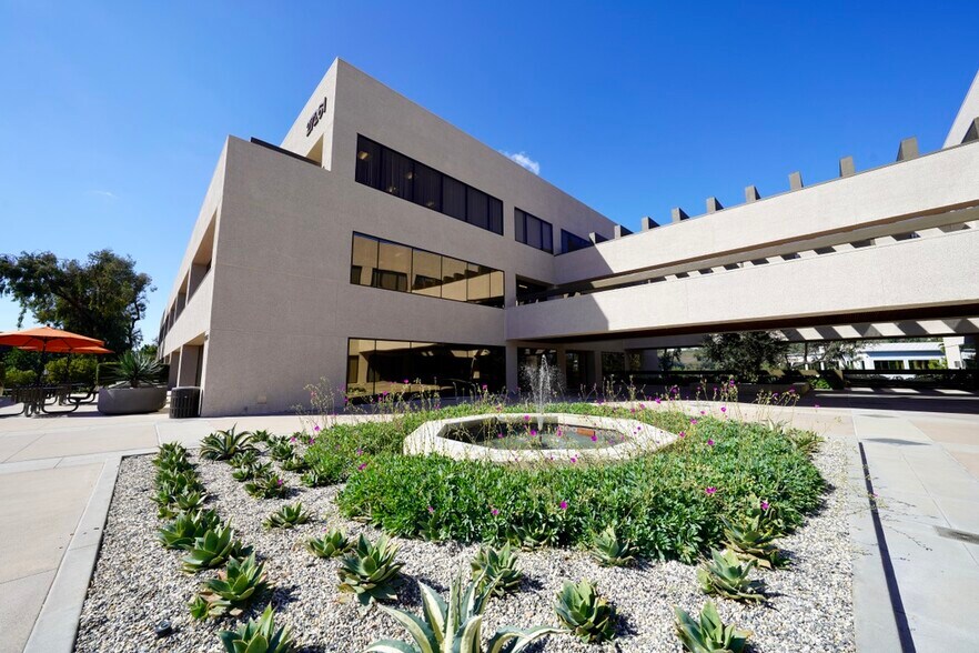 27261 Las Ramblas, Mission Viejo, CA à louer - Photo du bâtiment - Image 1 de 11