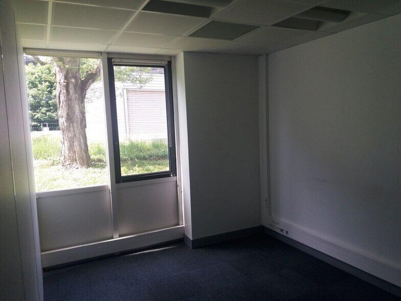 Office in Eybens for lease - Interior Photo - Image 3 of 15