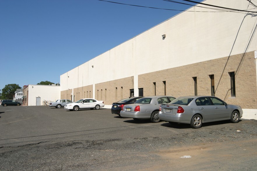 832 Ridgewood Ave, North Brunswick, NJ à louer - Photo du bâtiment - Image 2 de 7
