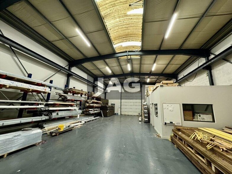 16 Rue Jean-Louis Calderon, Vaulx-en-Velin for lease - Interior Photo - Image 3 of 13