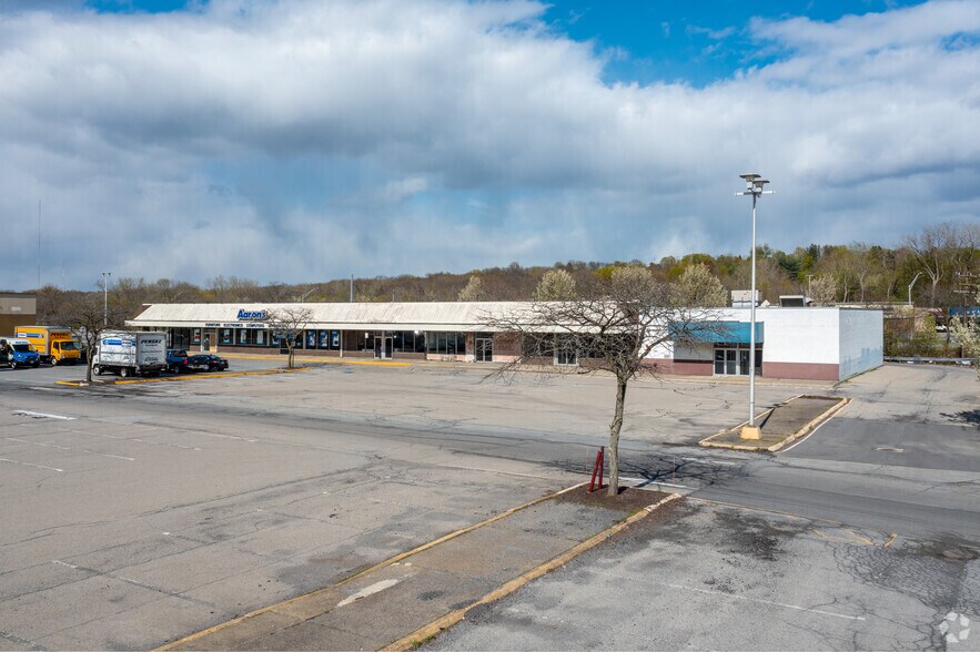 645 Dutchess Tpke, Poughkeepsie, NY à vendre - Photo du bâtiment - Image 2 de 5