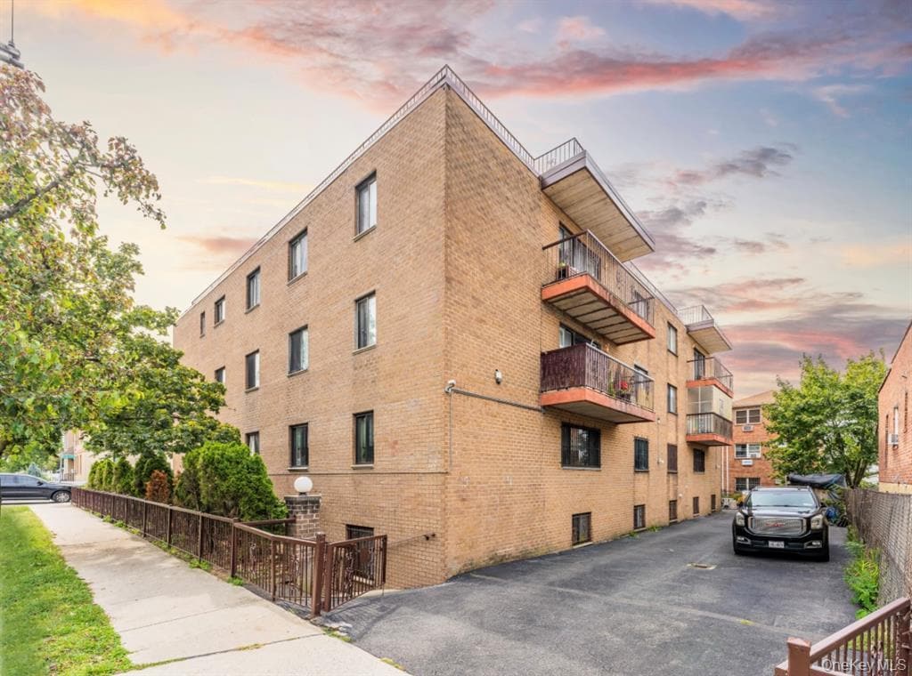 12215 25th Rd, Flushing, NY 11354 - Unité CF1 -  - Photo intérieure - Image 1 of 10