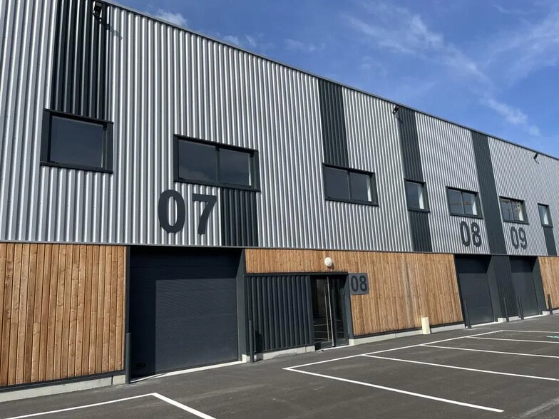 Flex in Wattrelos for lease - Building Photo - Image 3 of 8