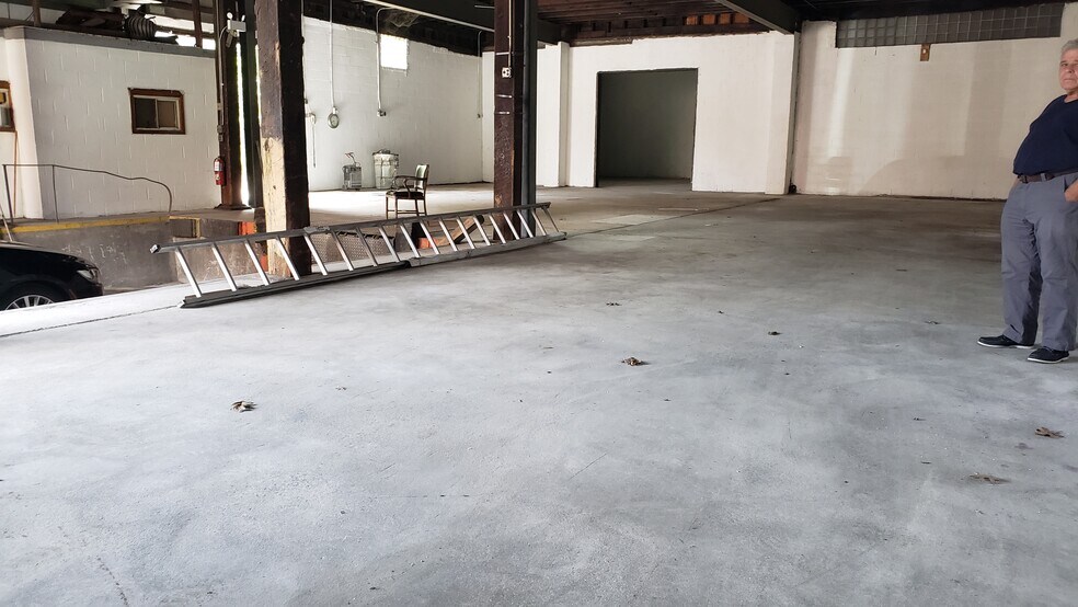 242 Richardson St, Brooklyn, NY for lease - Interior Photo - Image 2 of 14