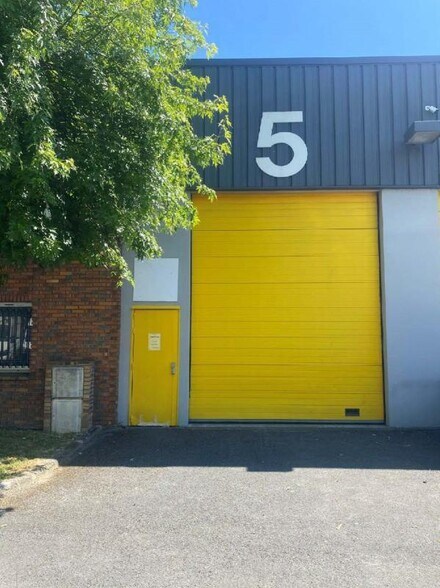 2 Rue Jean Moulin, Le Bourget à louer - Photo du bâtiment - Image 3 de 21