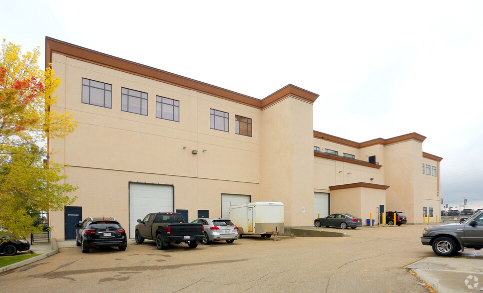 9803-9815 34 Ave NW, Edmonton, AB à louer - Photo du bâtiment - Image 3 de 3
