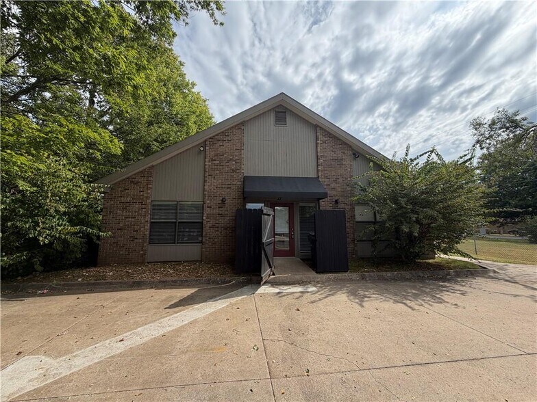 27 W Township St, Fayetteville, AR à louer - Photo du bâtiment - Image 2 de 10