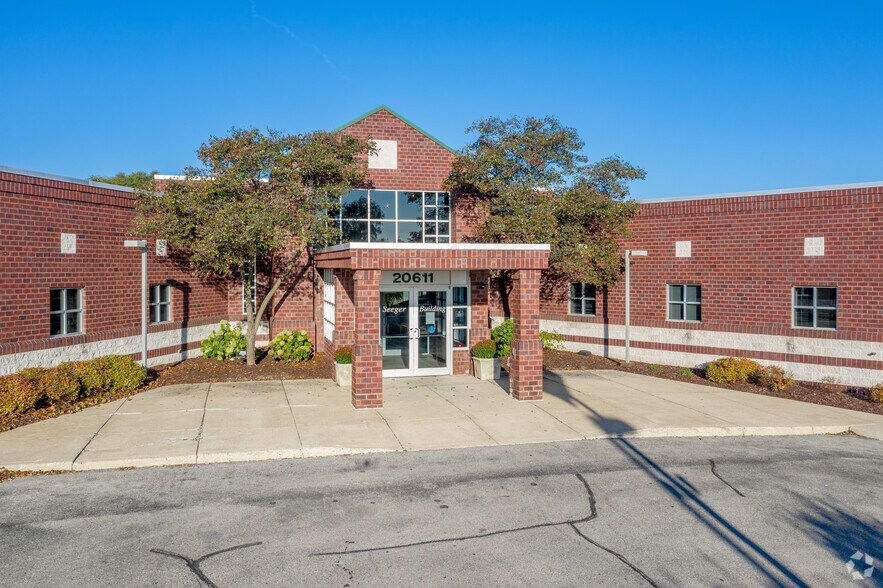 20611 Watertown Rd, Waukesha, WI à louer - Photo du bâtiment - Image 2 de 17