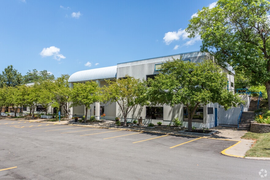 1701 22nd St, West Des Moines, IA à louer - Photo du bâtiment - Image 3 de 4