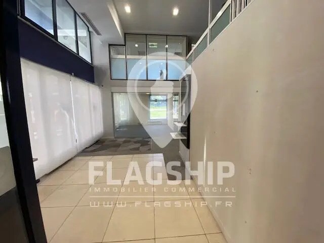 Commerce de détail dans Montigny-le-Bretonneux à louer - Hall d’entrée - Image 3 de 9