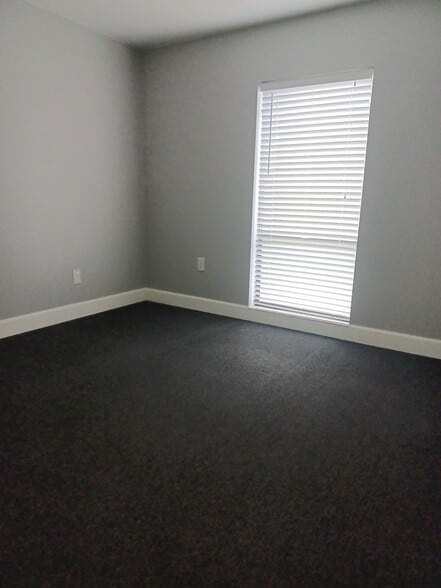 13304 Winding Oak Ct, Tampa, FL for lease - Building Photo - Image 3 of 17