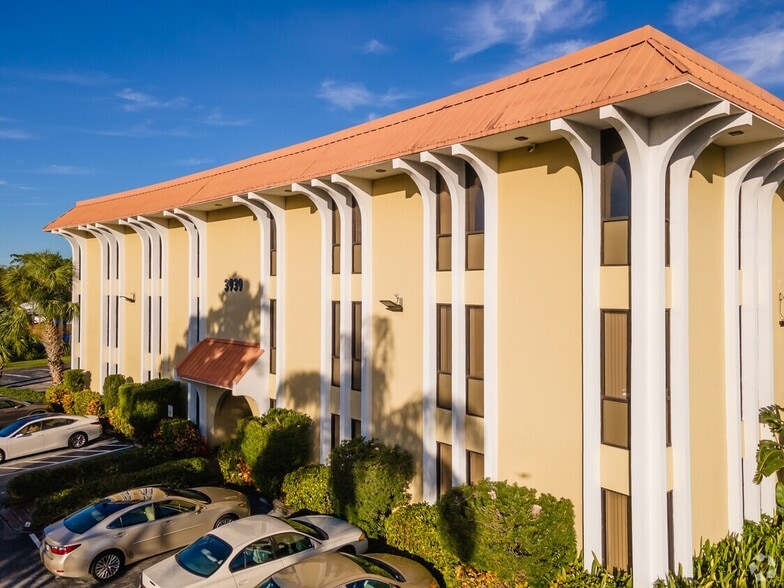 3939 Hollywood Blvd, Hollywood, FL for lease - Building Photo - Image 3 of 10