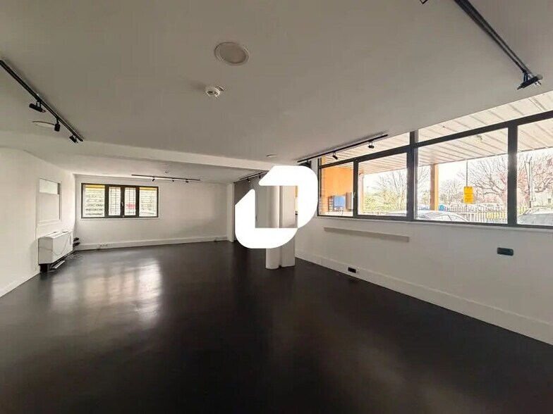 Office in Bègles for lease - Building Photo - Image 2 of 17