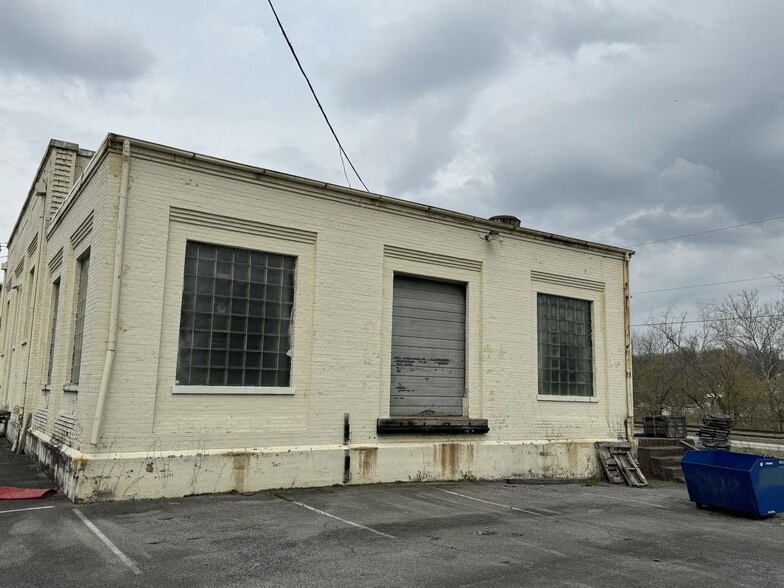 300 Janie Hammitt Dr, Bristol, VA for sale - Building Photo - Image 2 of 15