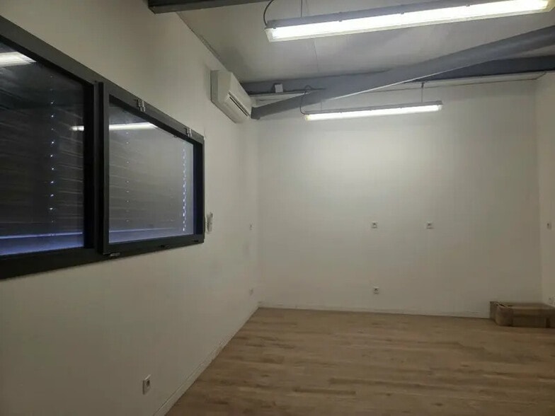 19 Rue Du Pont D'Arthaud, Messimy for lease - Interior Photo - Image 3 of 5