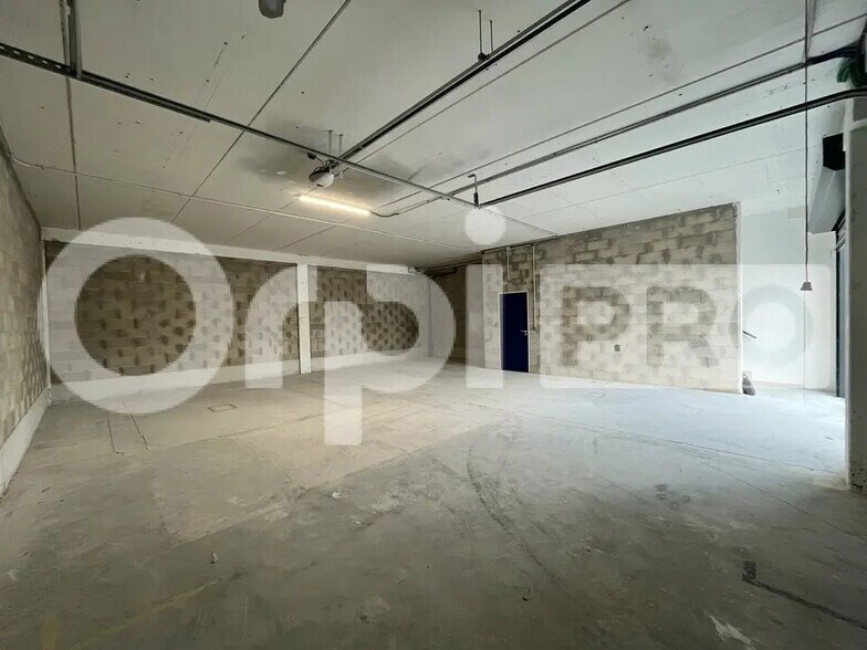 Flex in Fontenay-Trésigny for lease - Interior Photo - Image 3 of 15