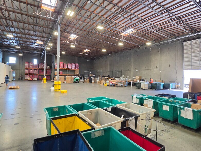 7555 N San Fernando Rd, Burbank, CA à louer - Photo du bâtiment - Image 3 de 17