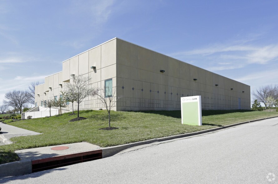 561 Sumner Way, Gardner, KS for lease - Building Photo - Image 2 of 9