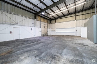 2604 Tampa East Blvd, Tampa, FL for lease Interior Photo- Image 2 of 12