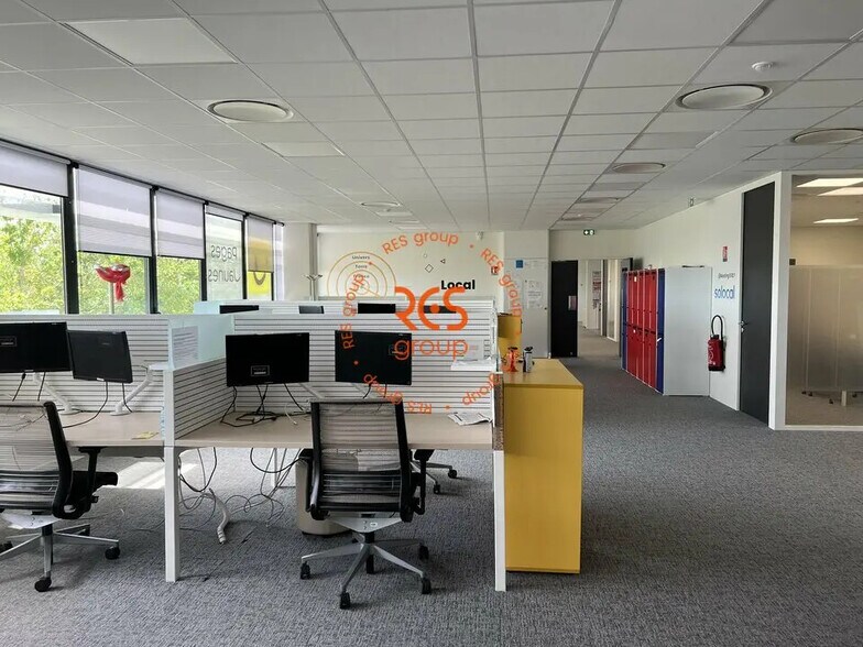 Office in Le Haillan for lease - Building Photo - Image 3 of 9