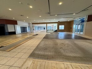 735 N Perryville Rd, Rockford, IL à louer Photo du bâtiment- Image 2 de 6