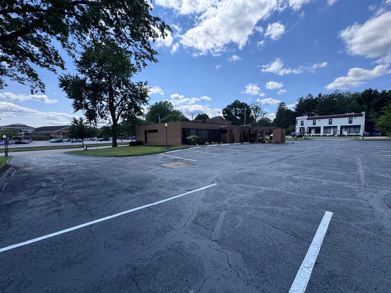 2341 Oakwood Dr, Cuyahoga Falls, OH for lease - Building Photo - Image 3 of 9