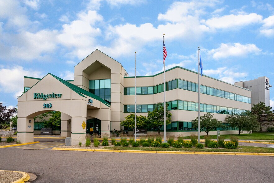 303 E Nicollet Blvd, Burnsville, MN à louer - Photo du bâtiment - Image 1 de 8