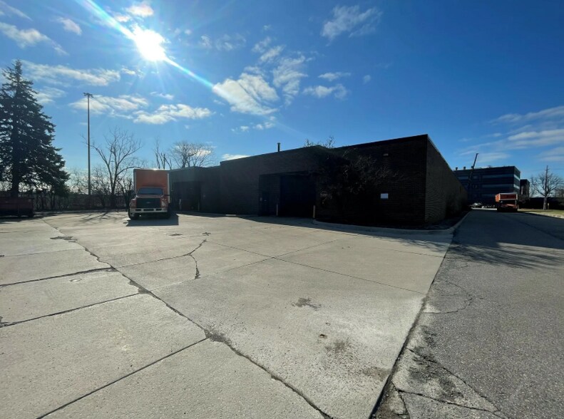 24524 W 11 Mile Rd, Southfield, MI à vendre - Photo du bâtiment - Image 3 de 9