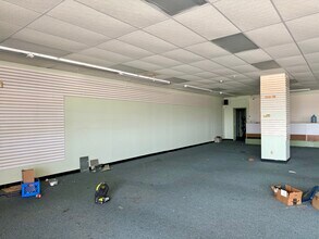 210 W Greens Rd, Houston, TX for lease Interior Photo- Image 2 of 2