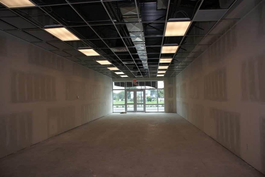 5801 Columbia Pky, Rockford, IL à louer - Hall d’entrée - Image 3 de 13