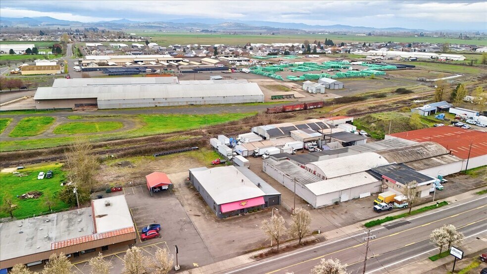 890 N Main St, Independence, OR à vendre - Photo du bâtiment - Image 3 de 50