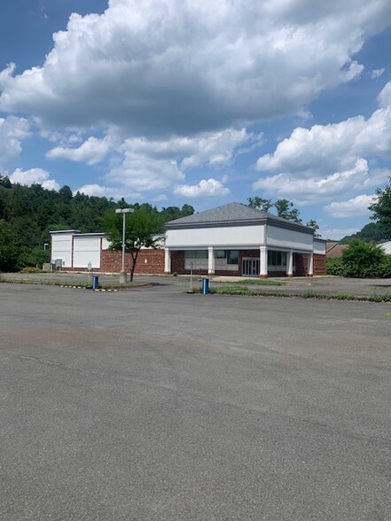 1099 E Broad St, Tamaqua, PA for lease - Building Photo - Image 1 of 27