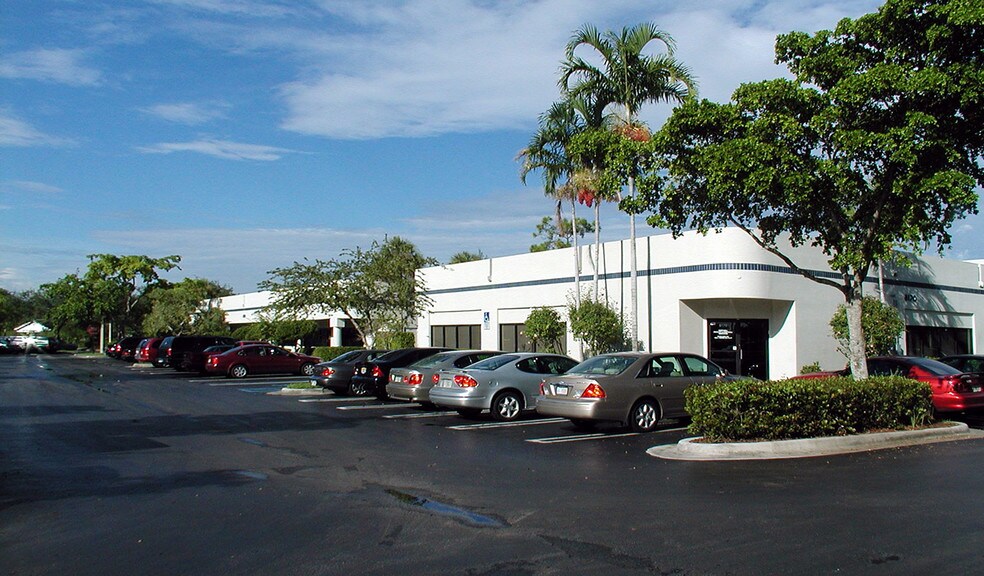 8100-8110 Royal Palm Blvd, Coral Springs, FL for lease - Building Photo - Image 2 of 19