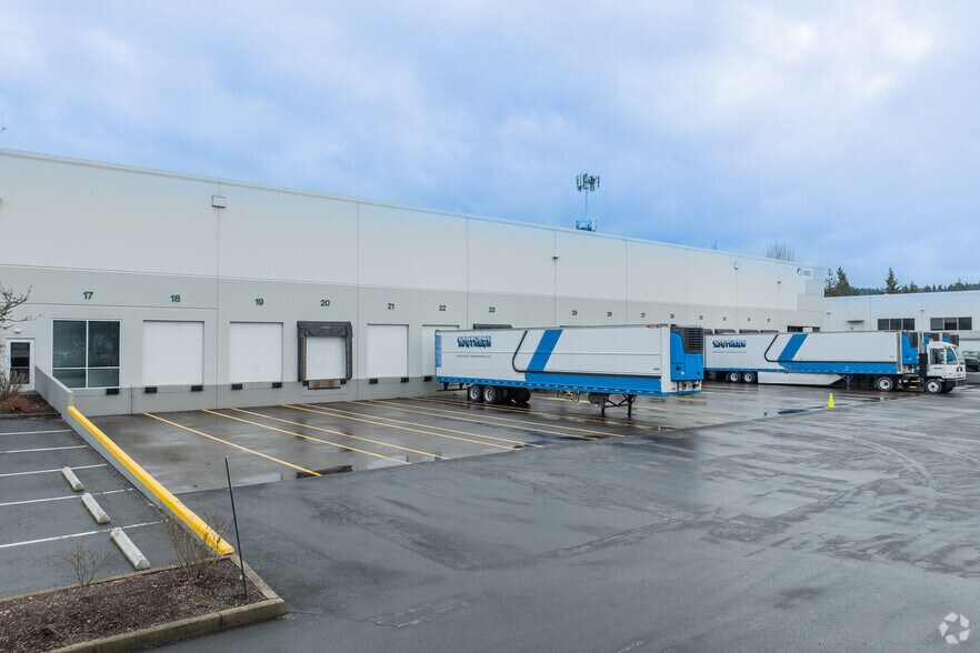 13023 SE Jennifer St, Clackamas, OR à louer - Photo du bâtiment - Image 2 de 5