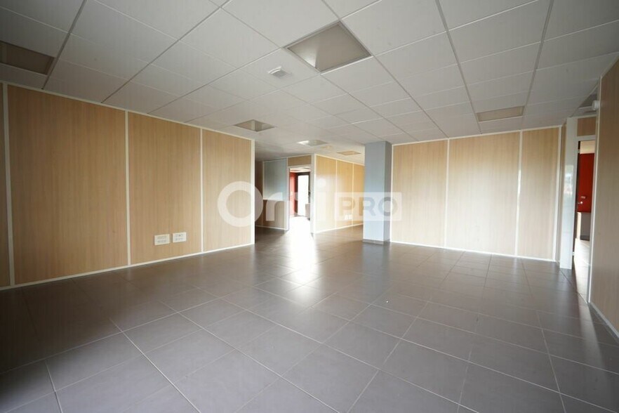 355 Rue Des Mercières, Rillieux-la-Pape for lease - Interior Photo - Image 2 of 6