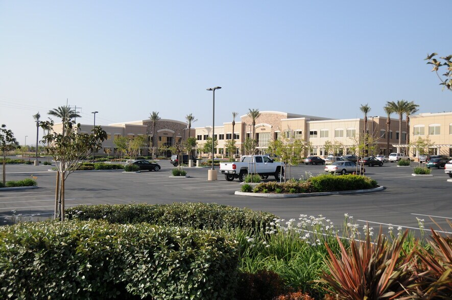 15325 Fairfield Ranch Rd, Chino Hills, CA à louer - Photo du bâtiment - Image 2 de 13