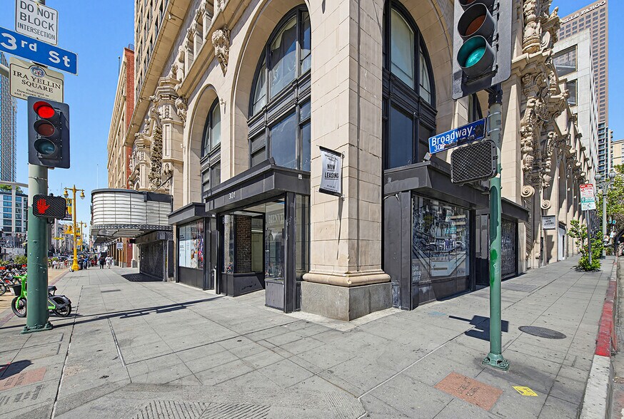 311 S Broadway, Los Angeles, CA à louer - Photo du bâtiment - Image 2 de 10