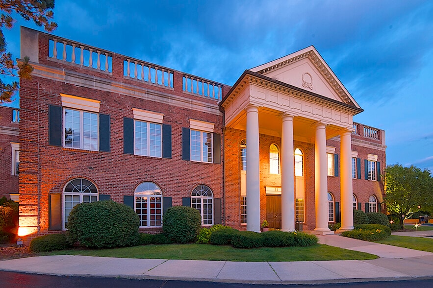 33 Bloomfield Hills Pky, Bloomfield Hills, MI for lease - Building Photo - Image 2 of 17