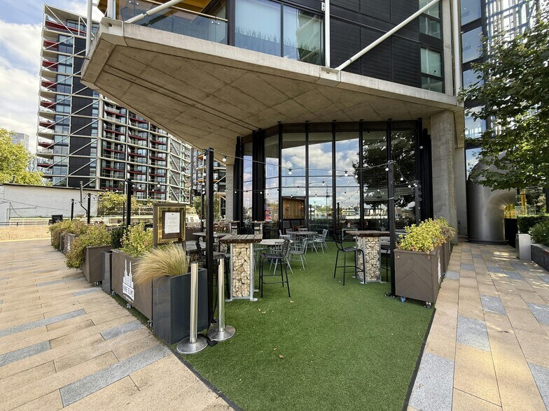 Nine Elms Ln, Londres à vendre - Photo du bâtiment - Image 2 de 11