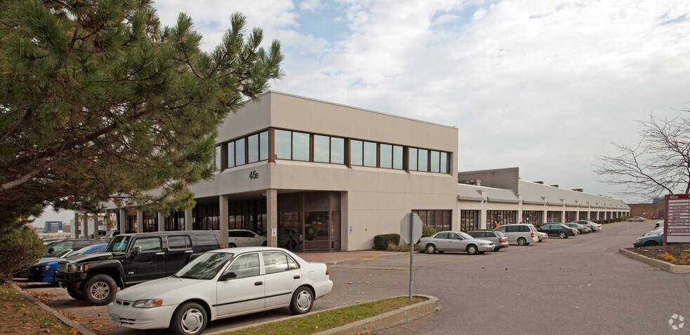 45 W Wilmot St, Richmond Hill, ON à louer - Photo du bâtiment - Image 3 de 4