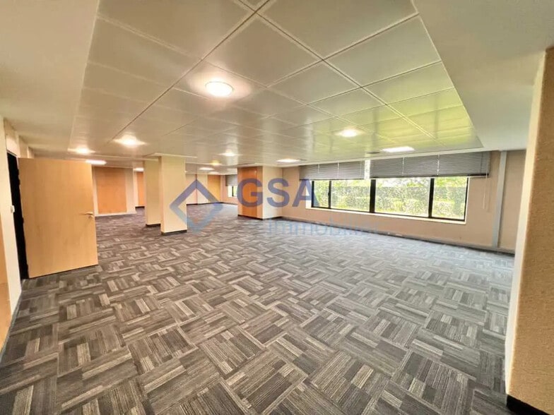 Office in Lieusaint for lease - Interior Photo - Image 2 of 9