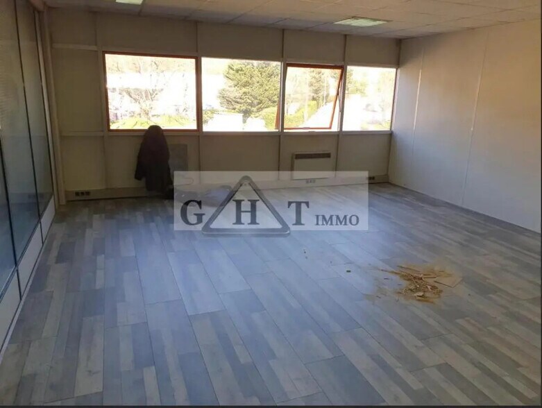 Bureau dans Neuilly-sur-Marne à louer - Photo intérieure - Image 2 de 2