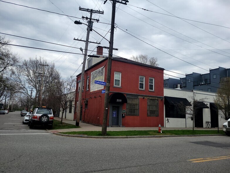 2135 Columbus Rd, Cleveland, OH à vendre - Photo du bâtiment - Image 2 de 13